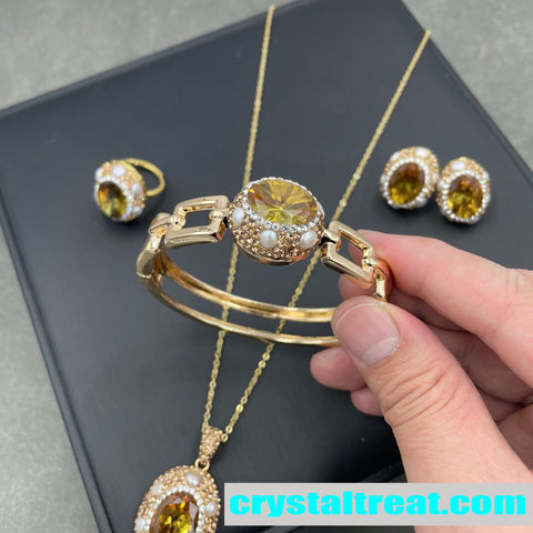 Sultan Stone and Pearl Halo Jewelry Set